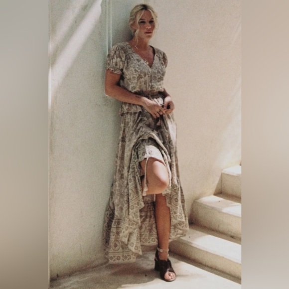 Spell Lioness Cap Sleeve Blouse - Picture 13 of 16